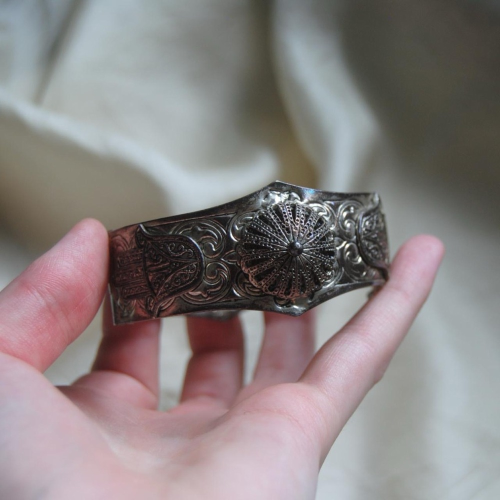 Elegant Silver Bracelet with Intricate Design - Picture 4 of 7